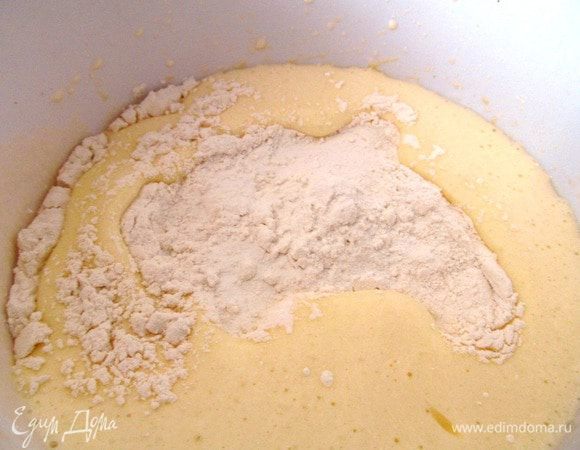 Добавляем в тесто муку, разрыхлитель, соль, ванилин, орехи и яблоки. Все аккуратно сверху вниз перемешиваем лопаточкой. Получается густая смесь. 
