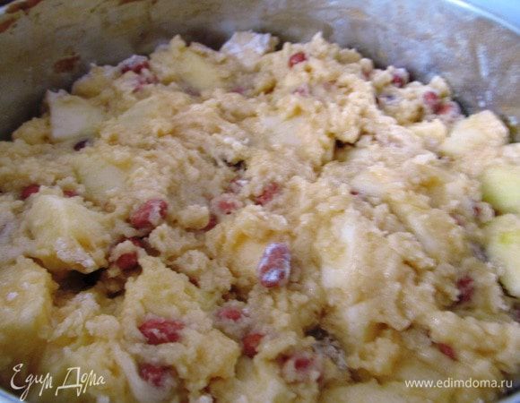 Разъемную форму выстилаем пергаментной бумагой и выкладываем в нее тесто. Разравниваем.
Выпекаем пирог 30 минут. 
