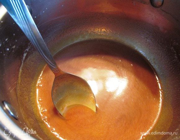 За 5 минут до готовности пирога в сотейник высыпаем сахар, НЕ ПЕРЕМЕШИВАЕМ, ждем пока он превратиться в карамель. Будьте внимательны, следите за карамелью. Затем добавляем сливочное масло и ТЕПЛЫЕ сливки. Варим несколько минут на среднем огне до полного соединения карамели со сливками и маслом. 