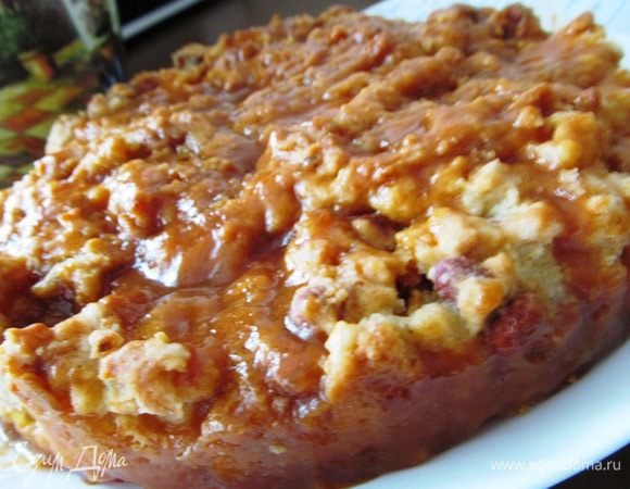 Достаем пирог, прокалываем часто-часто зубочисткой и заливаем карамельной глазурью. Даем полностью остыть десерту и впитать в себя всю карамель. Пирог готов. 
Приятного аппетита. 
