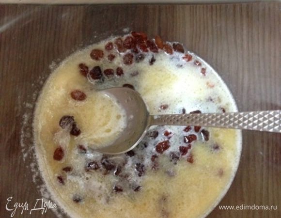 Стакан 250 мл. Сахар, молоко, растопленное сливочное масло, ликер, соду, соль, изюм тщательно перемешать до образования однородной массы.