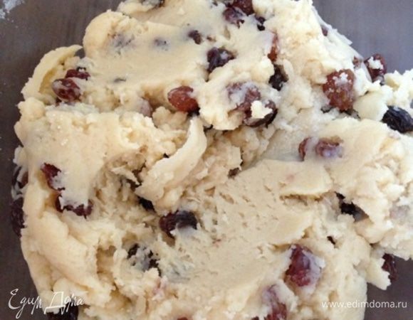 Добавить просеянную муку и снова перемешать. Получается вот такое тесто.