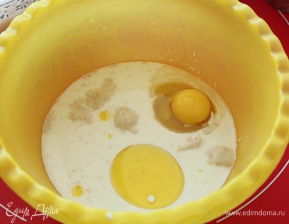 Дрожжи  развести в смеси теплой воды и молока. Добавить сахар, яйцо, растительное масло.