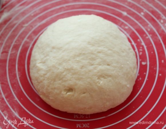 Добавить все остальные составляющие, вымесить гладкий колобок. 