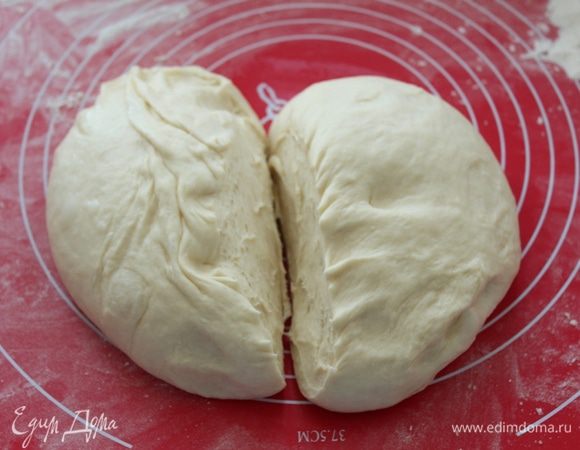 Разделить тесто на 2 части. 