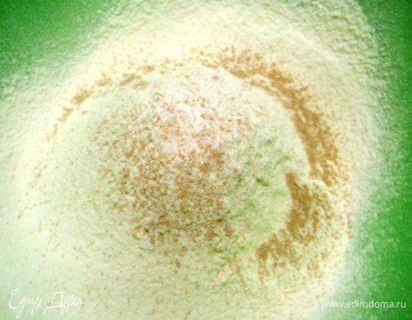 В миску просеять муку, добавить дрожжи и соль, перемешать. Влить воду (у меня фильтрованная комнатной температуры) и перемешать до однородности. Тесто будет мягким и липким, должно собраться в комочек. ВСЁ! 