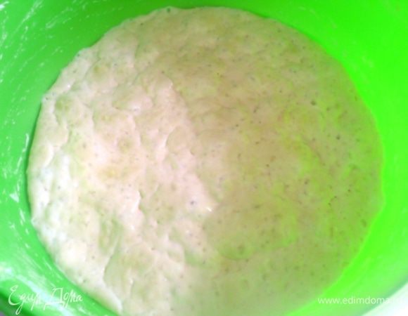 Эти манипуляции я проделала  поздно вечером, а утром увидела вот такую «живую» картину. Теперь понадобится толстостенная жаропрочная посудина с крышкой, керамика в идеале. У меня такой пока нет, использовала пятилитровый казан, всё отлично получилось. Форму вместе с крышкой поместить в духовку, огонь максимальный, она должна как следует прокалиться (не менее получаса).
