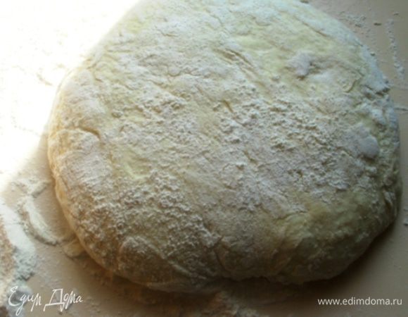 Через полчаса подошедшее тесто вновь перевернуть и опустить в раскаленную форму (верхней поверхностью на дно).
