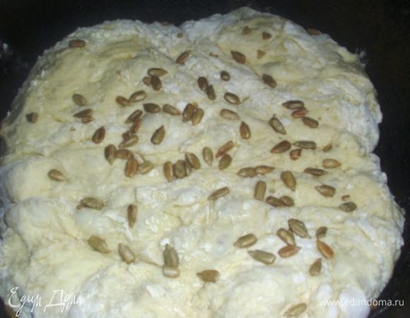 Я присыпала очищенными семечками. Выпекать 25 минут на сильном огне, затем крышку снять и ещё 15 минут на среднем огне. 
