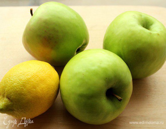 Яблоки  и лимон помыть.