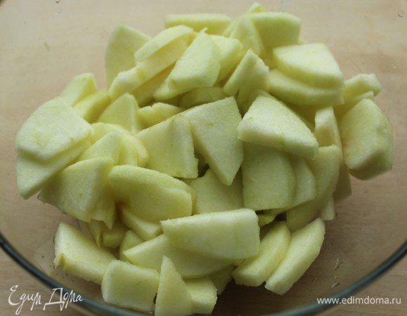 Очистить яблоки от кожицы, удалить семена и нарезать пластинками. Положить в глубокую чашку и залить соком лимона. 