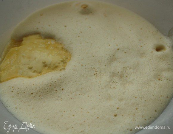 Яйца слегка взбить, сливочное масло растопить. Добавить к сухим ингредиентам.