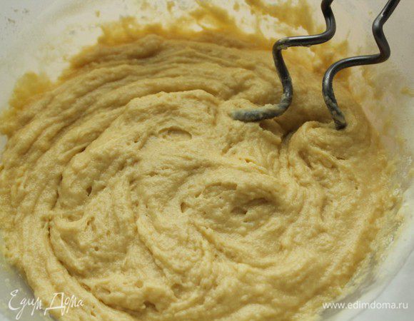 Замесить тесто. Я это делаю при помощи миксера.