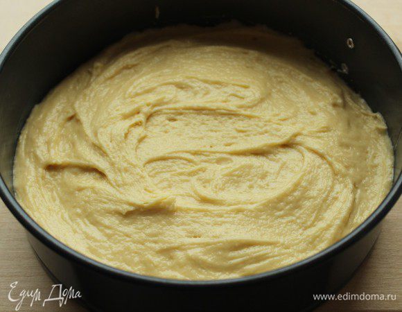 Форму 22 см выстелить бумагой для выпечки. Я выстилаю только дно, а стенки обмазываю сливочным маслом. Выложить в форму 1/2 теста.