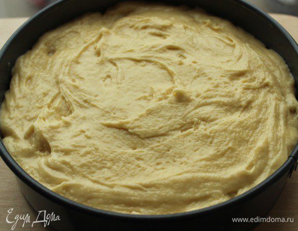 На яблоки выложить оставшееся тесто.