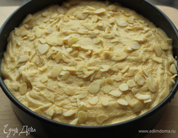 Посыпать миндальными лепестками и отправить в разогретую до 180 градусов духовку.