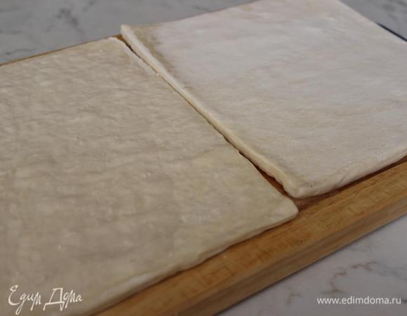 Тесто разморозить при комнатной температуре (примерно 15-20 минут). Обычно в упаковке готового теста 500 грамм, для пирога достаточно 400 грамм, поэтому остаток теста может пригодиться для другого рецепта.