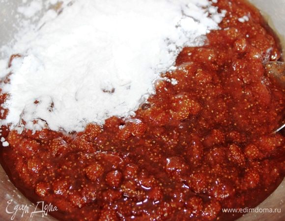 В это время подготовить начинку: в джем добавить крахмал и перемешать (у меня здесь густой джем из земляники).