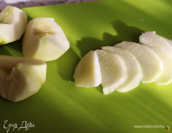 Очистить яблоко и нарезать его на тонкие пластинки.