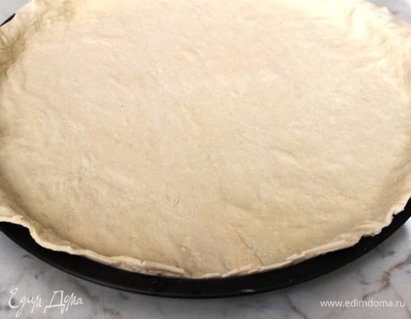 Половину теста немного раскатать (по размеру своей формы), уложить в неглубокую форму (я использую форму для пиццы глубиной 2 см.).