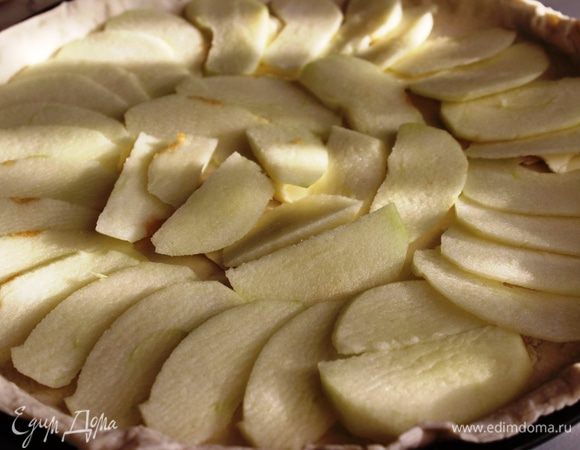 Разложить кусочки масла, на него яблоко.