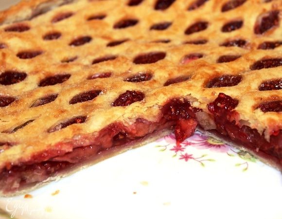 Готовый пирог накрыть легким полотенцем и оставить на 15 минут. После этого можно резать. 