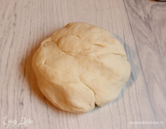 Берем две банки ананасов по 500гр. Сливаем сок и даем шайбам обсохнуть. А пока заводим тесто. Для этого мягкое масло смешаем с жидким творогом. Если творог у вас сухой, прокрутите его через мясорубку и добавьте 2 ложки сметаны. Итак добавляем сахар, ванильный сахар, гашеную соду и постепенно муку. Муки может больше надо будет или меньше, смотрите по тесту. Оно не должно липнуть к рукам. Убираем его на 30 минут в холодильник.