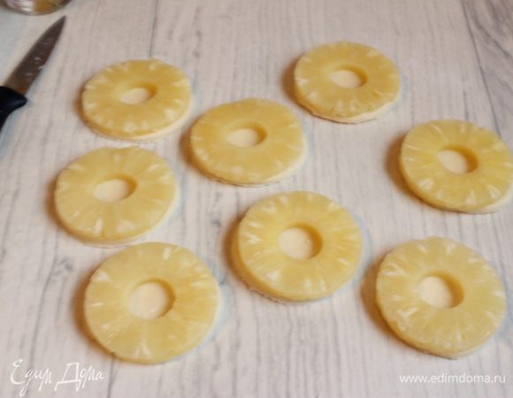 Сухие ананасы кладем на на тесто.