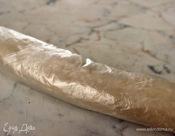 Обернуть в пищевую пленку и положить в морозильную камеру на 15 минут