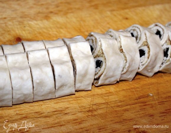 Как только затвердеет, нарезать на кусочки шириной примерно 1,5 см.