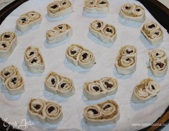 Выложить заготовки на застеленный пергаментом противень и выпекать в разогретом до 200 градусов духовом шкафу минут 7