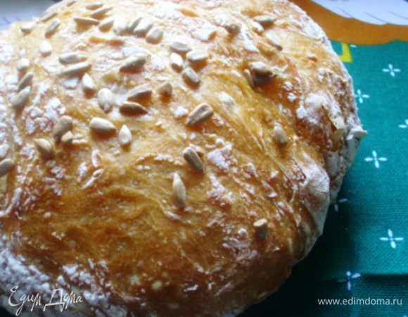 P.S.  Разные виды муки, сахар, оливковое масло и прочие добавки использовать очень осторожно, чтобы не ослабить клейковину.
Стеклянная форма не подойдет. Из-за большой разницы температур теста и формы есть опасность лишиться и того и другого. Форму не смазывать! Пар, как для выпекания багетов, не требуется.
Для получения более мягкой и тонкой корочки  можно сократить время выпекания, или вместо формы воспользоваться раскаленным камнем для пиццы (можно раскаленной перевёрнутой чугунной сковородой), можно и на противне, застеленном пекарской бумагой - получится чиабатта... 
В общем,  можно ВСЁ!
P.S. Могу поделиться ссылкой на видео-ролик Биттмана (пишите в личку). 