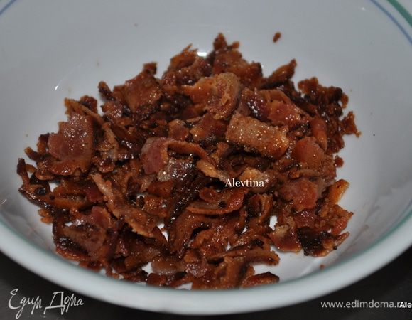 Обжарим бекон 4 полоски до хруста. Выложим на тарелку, поломаем в крошку. Оставить 2 стол.л жир от бекона.


