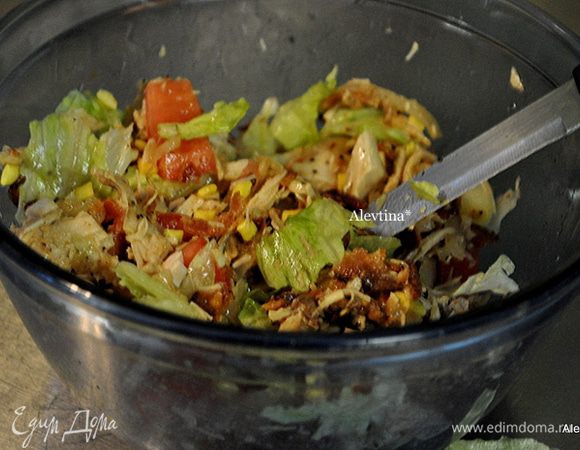 В емкости смешать салатные листья,помидор, готовые куриные грудки, порезанные, мелкие крутоны или гренки, бекон. Полить салат луковой смесью, перемешать.