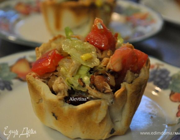  Подаем в теплом в виде в хлебных чашках или на листьях салата.
