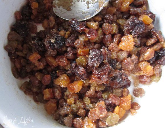 Приготовим сначала начинку. Для этого нужно растопить сливочное масло и смешать все ингредиенты. 