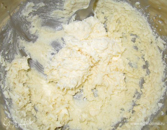 Взбить размягченное сливочное масло, сахар и ванильный сахар. 