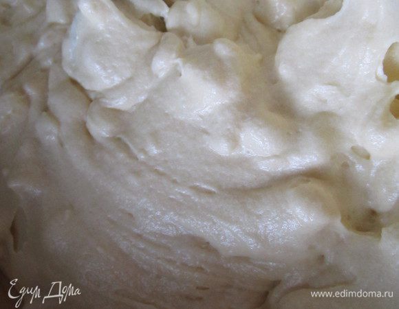 Добавить муку с разрыхлителем, пахту (можно заменить кефиром) и яблоки (нарезанные небольшим кубиком). Перемешать. Наше тесто готово.