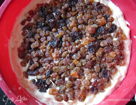 Половину теста вылить в форму (смазанную маслом). У меня форма диаметром 24 см. Сверху выложить начинку из изюма, оставляя по краям 2 см. Вылить на изюм оставшееся тесто. 