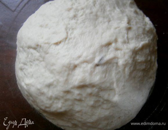 В глубокую миску просеять муку, добавить дрожжи, сахар, миндальную эссенцию и постепенно вливая воду, замесить тесто. В конце добавить масло, соль и тщательно вымесить тесто. Тесто должно быть мягкое и гладкое.
Миску смазать кунжутным маслом, выложить тесто, накрыть влажным полотенцем  или плёнкой и поставить на 1,5 часа для подхода.

