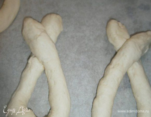 Подошедшее тесто слегка обмять и разделить на 5 - 8 частей.
Каждую часть раскатать в жгут и сформировать бублики, скрепив концы жгута. Выложить на противень на небольшом расстоянии и дать расстояться в течении 30 - 40 минут.