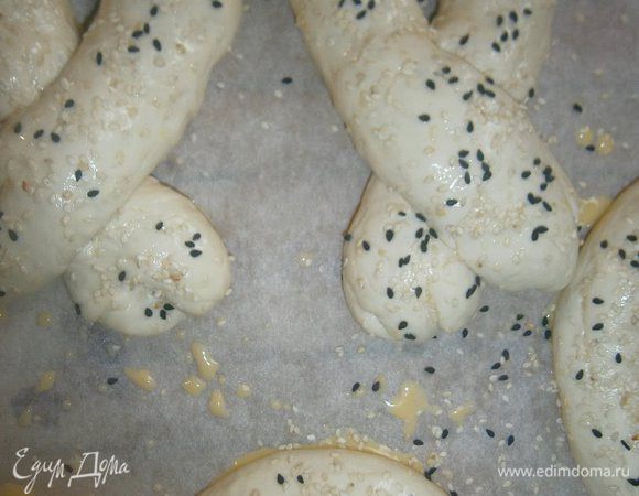 Яичный желток перемешать с 2 ст. л. воды, смазать хлеб и посыпать кунжутом.