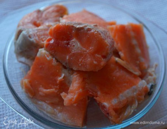 У меня была целая тушка лосося, которую засолили, а вот пара кусочков (от хвоста и головы) осталась. Так что, если это не филе - надо взять больше рыбы - около 400 г; очистить от кожуры, посолить, поперчить и полить ликером (типа Pernod, Becherovka) и отставить на 30-40 мин в сторону.