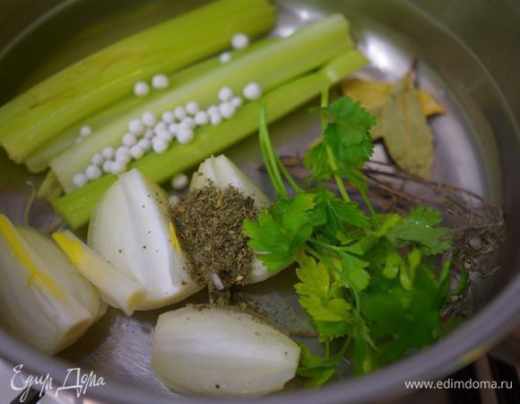 В небольшом сотейнике складываем сельдерей, луковицу (разрезать на четверти), мяту, эстрагон, петрушку, лавровый лист, перец.