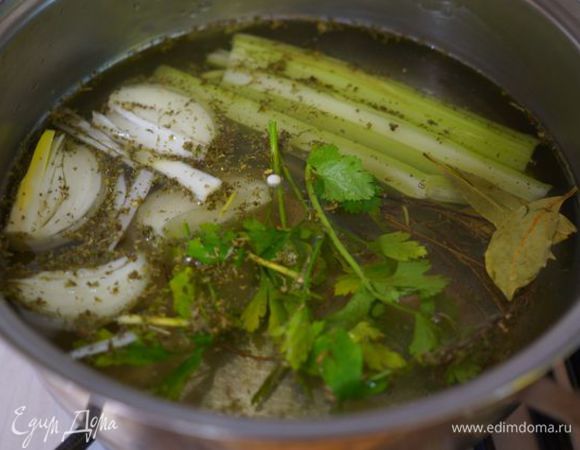 Залить водой и вином, дать покипеть минут 25.