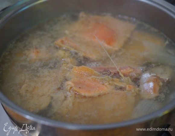 То, что мы готовим дальше, называется "poached salmon" или лосось пашот (способ варки). Уменьшить огонь до минимума, выложить лосось в сотейник и закрыть крышку, через 5 минут выключить огонь, оставить на 10 минут рыбу в бульоне. Не забудьте выключить огонь!