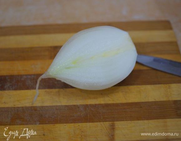 В это время нарезать половину луковицы очень мелко.