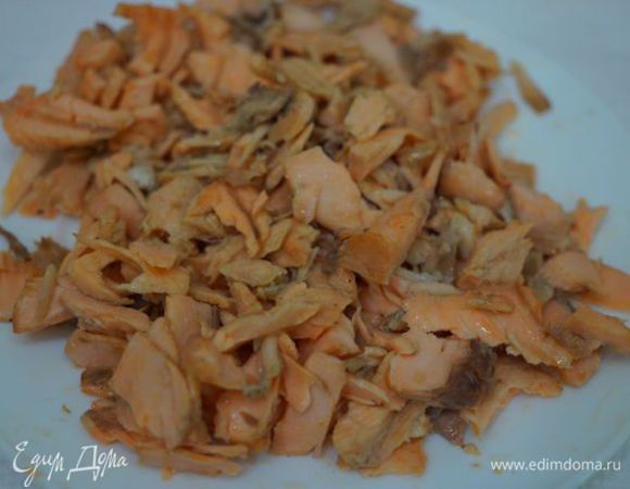 Рыбу достать из бульона, охладить, отделить от костей, размять вилкой.