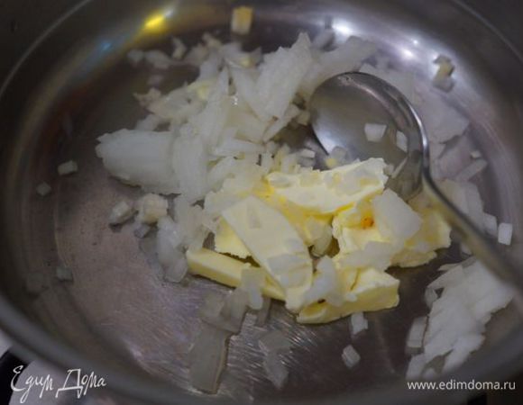 Пассеровать лук сливочном масле до мягкости.