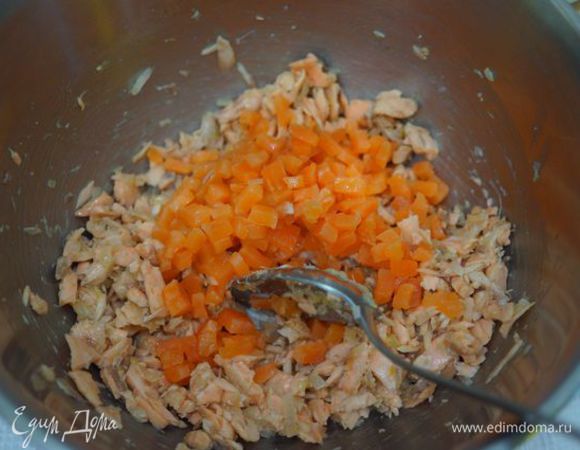 Соленый лосось нарезать мелкими кусочками, добавить к отварному.